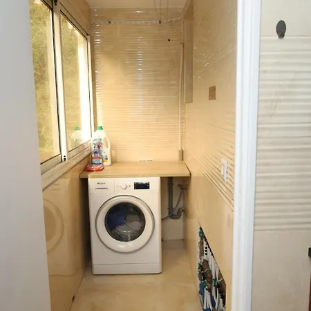 Lejlighed Spacious 3-bedroom, Parking, Secure Residence, *