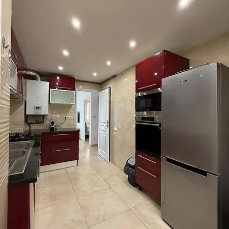 Spacious 3-bedroom, Parking, Secure Residence, Appartamento