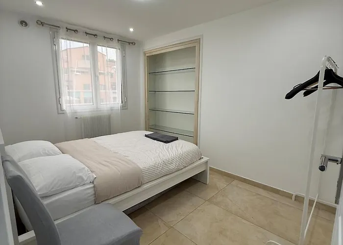 Spacious 3-bedroom, Parking, Secure Residence, شقة كان