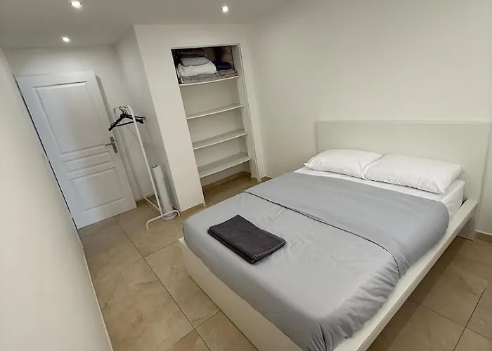 Spacious 3-bedroom, Parking, Secure Residence, Apartment Cannes